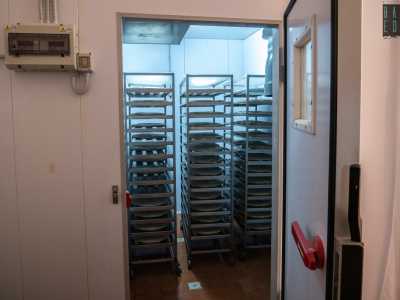 ...i grandi cerchi sono inseriti nell�umidificatore: una stanzetta termica dove rimangono circa sei ore, perdendo friabilit� e assumendo morbidezza